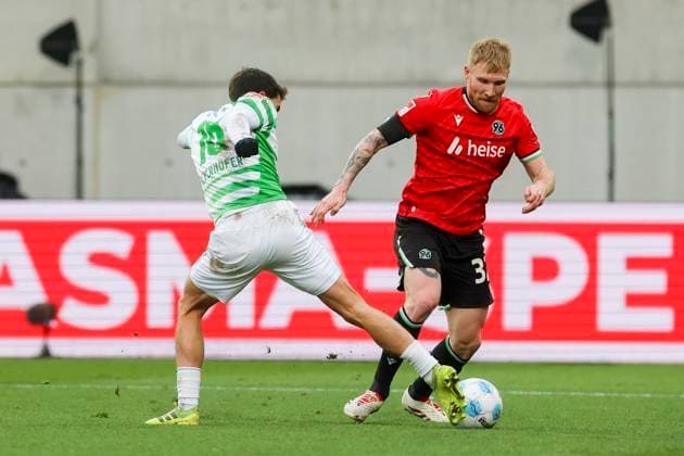 Marco Meyerhoefer (SpVgg Greuther Fuerth) und Andreas Voglsammer (Hannover 96) kaempfen um den Ball, 2. Bundesliga, SpVgg Greuther Fürth vs Hannover 96, Sportpark Ronhof Thomas Sommer am 15. December 2024 in Fürth, Deutschland. (Foto von Marco Steinbrenner DeFodi Images) Marco Meyerhoefer (SpVgg Greuther Fuerth) und Andreas Voglsammer (Hannover 96) battle for the ball, 2. Bundesliga, SpVgg Greuther Fürth vs Hannover 96, Sportpark Ronhof Thomas Sommer, December 15, 2024 in Fürth, Germany. (Photo by Marco Steinbrenner DeFodi Images) DFB DFL REGULATIONS PROHIBIT ANY USE OF PHOTOGRAPHS AS IMAGE SEQUENCES AND OR QUASI-VIDEO. Defodi-700_fuerth_hannover_20241215_127