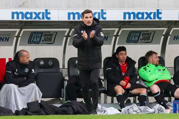Trainer Stefan Leitl (Hannover 96) klatscht in die Haende, 2. Bundesliga, SpVgg Greuther Fürth vs Hannover 96, Sportpark Ronhof Thomas Sommer am 15. December 2024 in Fürth, Deutschland. (Foto von Marco Steinbrenner DeFodi Images) Trainer Stefan Leitl (Hannover 96) claps hands, 2. Bundesliga, SpVgg Greuther Fürth vs Hannover 96, Sportpark Ronhof Thomas Sommer, December 15, 2024 in Fürth, Germany. (Photo by Marco Steinbrenner DeFodi Images) DFB DFL REGULATIONS PROHIBIT ANY USE OF PHOTOGRAPHS AS IMAGE SEQUENCES AND OR QUASI-VIDEO. Defodi-700_fuerth_hannover_20241215_143