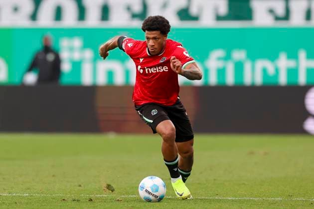 Jessic Ngankam (Hannover 96) kontrolliert den Ball, 2. Bundesliga, SpVgg Greuther Fürth vs Hannover 96, Sportpark Ronhof Thomas Sommer am 15. December 2024 in Fürth, Deutschland. (Foto von Marco Steinbrenner DeFodi Images) Jessic Ngankam (Hannover 96) controls the ball, 2. Bundesliga, SpVgg Greuther Fürth vs Hannover 96, Sportpark Ronhof Thomas Sommer, December 15, 2024 in Fürth, Germany. (Photo by Marco Steinbrenner DeFodi Images) DFB DFL REGULATIONS PROHIBIT ANY USE OF PHOTOGRAPHS AS IMAGE SEQUENCES AND OR QUASI-VIDEO. Defodi-700_fuerth_hannover_20241215_153