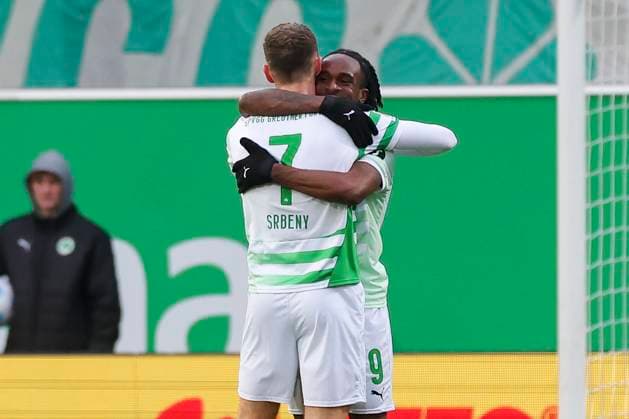 Noel Futkeu (SpVgg Greuther Fuerth) bejubelt seinen Treffer zum 1:0 mit Dennis Srbeny (SpVgg Greuther Fuerth), 2. Bundesliga, SpVgg Greuther Fürth vs Hannover 96, Sportpark Ronhof Thomas Sommer am 15. December 2024 in Fürth, Deutschland. (Foto von Marco Steinbrenner DeFodi Images) Noel Futkeu (SpVgg Greuther Fuerth) celebrates after scoring his teams first goal with Dennis Srbeny (SpVgg Greuther Fuerth), 2. Bundesliga, SpVgg Greuther Fürth vs Hannover 96, Sportpark Ronhof Thomas Sommer, December 15, 2024 in Fürth, Germany. (Photo by Marco Steinbrenner DeFodi Images) DFB DFL REGULATIONS PROHIBIT ANY USE OF PHOTOGRAPHS AS IMAGE SEQUENCES AND OR QUASI-VIDEO. Defodi-700_fuerth_hannover_20241215_157