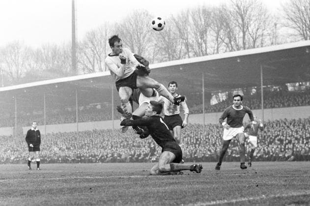 Borussia Dortmund - Schalke 04 6:2 Nov. 1966 Reinhold Wosab gegen Schalkes Torwart Norbert Nigbur, hinten Lothar Emmerich. Vor der vollbesetzten Tribüne des Stadions Rote Erde *** Borussia Dortmund Schalke 04 6 2 Nov 1966 Reinhold Wosab against Schalkes goalkeeper Norbert Nigbur, Lothar Emmerich at the back In front of the packed stands of the Rote Erde stadium HM