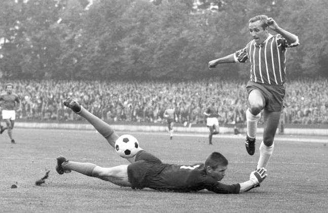 1. FC Köln - Schalke 04 2:1 24.09.1966. Torwart Norbert Nigbur (S04) rettet vor Heinz Hornig (Köln). *** 1 FC Köln Schalke 04 2 1 24 09 1966 Goalkeeper Norbert Nigbur S04 saves from Heinz Hornig Köln HM