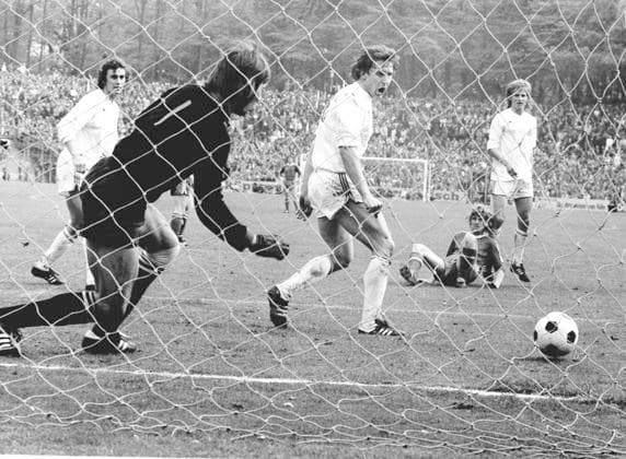 1. FC Köln - FC Schalke 04 3:1 04.05.1974 Tor 2:0 durch Heinz Flohe (Koeln Mitte) gegen Tw. Norbert Nigbur (S04). Li: Dieter Mueller (Koeln). Hinten: Neumann (Koeln) und Fichtel (Schalke am Boden). *** 1 FC Köln FC Schalke 04 3 1 04 05 1974 Goal 2 0 by Heinz Flohe Koeln Center vs Tw Norbert Nigbur S04 Li Dieter Mueller Koeln Back Neumann Koeln and Fichtel Schalke on the ground HM