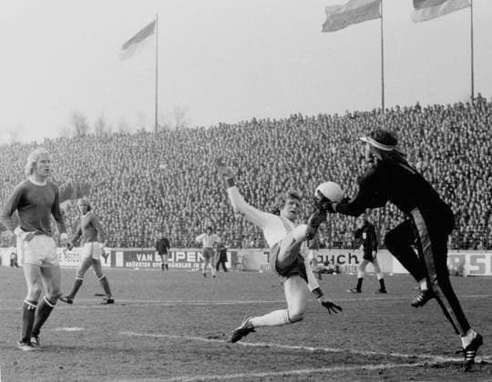 Rot-Weiss Essen - Schalke 04 09.03.1974 2:5 TW Norbert Nigbur vor Hermann Erlhoff links Rolf Ruessmann *** Rot Weiss Essen Schalke 04 09 03 1974 2 5 TW Norbert Nigbur in front of Hermann Erlhoff left Rolf Ruessmann HM