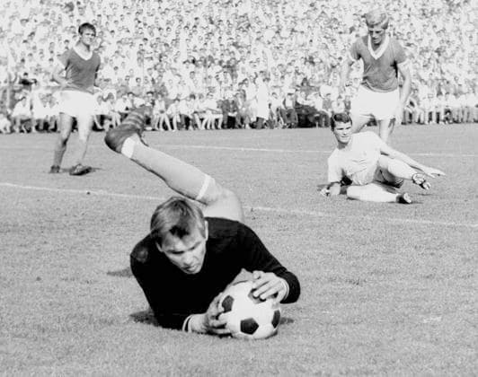 FC Schalke 04 - Eintracht Braunschweig 0:2 24.08.1968 Torwart Norbert Nigbur (S04) Aktion vor Lothar Ulsaß (Eintr.) , hinten Friedel Rausch und Klaus Fichtel *** FC Schalke 04 Eintracht Braunschweig 0 2 24 08 1968 Goalkeeper Norbert Nigbur S04 action in front of Lothar Ulsaß Eintr , behind Friedel Rausch and Klaus Fichtel HM