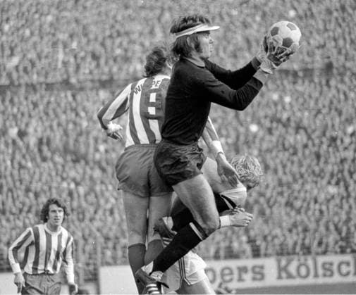 Bundesliga Saison 1973 1974, 27. Spieltag, Wuppertaler SV - FC Schalke 04, 23.03.1974 - Torwart Norbert Nigbur ( Schalke ) vor Guenter Pröpper ( Wuppertaler SV ) links Gustl Jung *** Bundesliga season 1973 1974, 27 matchday, Wuppertaler SV FC Schalke 04, 23 03 1974 Goalkeeper Norbert Nigbur Schalke in front of Guenter Pröpper Wuppertaler SV left Gustl Jung HM
