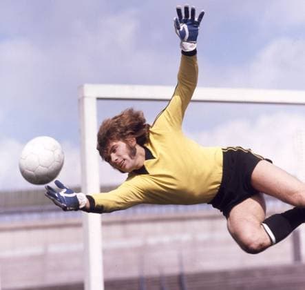 Fussball-Bundesliga. FC Schalke 04. Norbert Nigbur in Aktion, Freisteller, Einzelbild 01.07.1973 *** Soccer Bundesliga FC Schalke 04 Norbert Nigbur in action, cropped image, single image 01 07 1973 HM