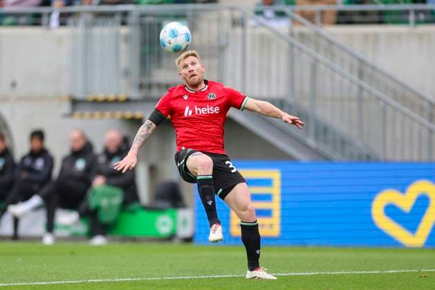 Andreas Voglsammer (Hannover 96) kontrolliert den Ball, 2. Bundesliga, SpVgg Greuther Fürth vs Hannover 96, Sportpark Ronhof Thomas Sommer am 15. December 2024 in Fürth, Deutschland. (Foto von Marco Steinbrenner DeFodi Images) Andreas Voglsammer (Hannover 96) controls the ball, 2. Bundesliga, SpVgg Greuther Fürth vs Hannover 96, Sportpark Ronhof Thomas Sommer, December 15, 2024 in Fürth, Germany. (Photo by Marco Steinbrenner DeFodi Images) DFB DFL REGULATIONS PROHIBIT ANY USE OF PHOTOGRAPHS AS IMAGE SEQUENCES AND OR QUASI-VIDEO. Defodi-700_fuerth_hannover_20241215_159