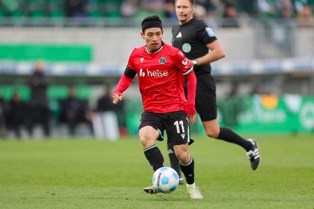 Hyunju Lee (Hannover 96) kontrolliert den Ball, 2. Bundesliga, SpVgg Greuther Fürth vs Hannover 96, Sportpark Ronhof Thomas Sommer am 15. December 2024 in Fürth, Deutschland. (Foto von Marco Steinbrenner DeFodi Images) Hyunju Lee (Hannover 96) controls the ball, 2. Bundesliga, SpVgg Greuther Fürth vs Hannover 96, Sportpark Ronhof Thomas Sommer, December 15, 2024 in Fürth, Germany. (Photo by Marco Steinbrenner DeFodi Images) DFB DFL REGULATIONS PROHIBIT ANY USE OF PHOTOGRAPHS AS IMAGE SEQUENCES AND OR QUASI-VIDEO. Defodi-700_fuerth_hannover_20241215_166