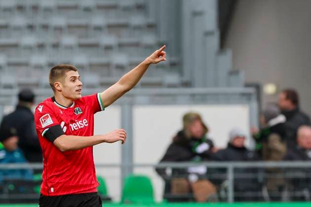 Nicolo Tresoldi (Hannover 96) gestikuliert, 2. Bundesliga, SpVgg Greuther Fürth vs Hannover 96, Sportpark Ronhof Thomas Sommer am 15. December 2024 in Fürth, Deutschland. (Foto von Marco Steinbrenner DeFodi Images) Nicolo Tresoldi (Hannover 96) gestures, 2. Bundesliga, SpVgg Greuther Fürth vs Hannover 96, Sportpark Ronhof Thomas Sommer, December 15, 2024 in Fürth, Germany. (Photo by Marco Steinbrenner DeFodi Images) DFB DFL REGULATIONS PROHIBIT ANY USE OF PHOTOGRAPHS AS IMAGE SEQUENCES AND OR QUASI-VIDEO. Defodi-700_fuerth_hannover_20241215_170