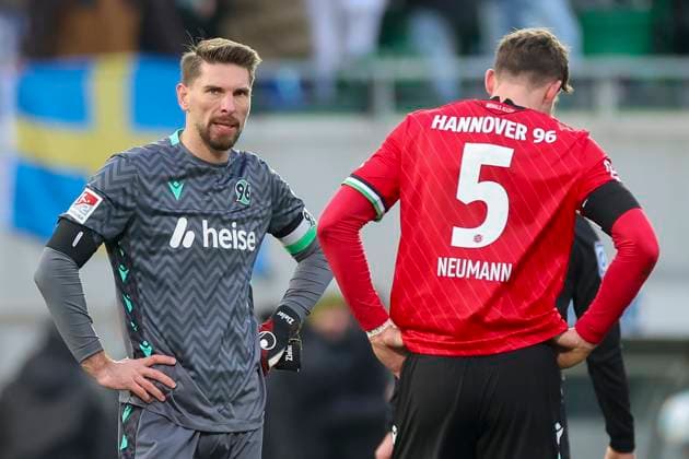 Torhueter Ron-Robert Zieler (Hannover 96) und Phil Neumann (Hannover 96) schauen enttaeuscht, 2. Bundesliga, SpVgg Greuther Fürth vs Hannover 96, Sportpark Ronhof Thomas Sommer am 15. December 2024 in Fürth, Deutschland. (Foto von Marco Steinbrenner DeFodi Images) Torhueter Ron-Robert Zieler (Hannover 96) und Phil Neumann (Hannover 96) look dejected, 2. Bundesliga, SpVgg Greuther Fürth vs Hannover 96, Sportpark Ronhof Thomas Sommer, December 15, 2024 in Fürth, Germany. (Photo by Marco Steinbrenner DeFodi Images) DFB DFL REGULATIONS PROHIBIT ANY USE OF PHOTOGRAPHS AS IMAGE SEQUENCES AND OR QUASI-VIDEO. Defodi-700_fuerth_hannover_20241215_182