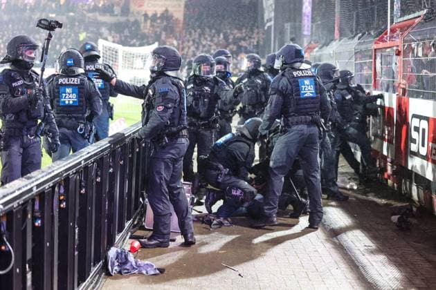 Festnahme bei Randale, Ausschreitungen RWE Fans in Osnabrück 15.12.2024 Polizeieinsatz und Festnahme bei Randale, Ausschreitungen RWE Fans in Osnabrück 15.12.2024: Nachdem Fans, Ultras, Hooligans, Hooltras teils vermummt durch ein geöffnetes Tor in den Innenraum des Stadions Bremer Brücke zu den gelangten und sich eine Schlägerei lieferten greift die behelmte Polizei durch. VfL Osnabrück (vfl1899, lilaweiss) gegen Rot-Weiss Essen (RWE, Rot Weiß Essen) am 15. Dezember 2024 im Stadion Bremer Brücke (NIedersachsen Deutschland GER). Fußball,18. Spieltag der 3. Liga Saison 2024 2025. Endstand 2:0 vor 15.158 Zuschauern. *** Arrest during riots, riots RWE fans in Osnabrück 15 12 2024 Police operation and arrest during riots, riots RWE fans in Osnabrück 15 12 2024 After fans, Ultras, hooligans, hooligans, hooligans, some of them masked, entered the interior of the Bremer Brücke stadium through an open gate and fought a brawl, the helmeted police VfL Osnabrück vfl1899, lilaweiss vs Rot Weiss Essen RWE, Rot Weiß Essen on December 15, 2024 at Stadion Bremer Brücke NIedersachsen Germany GER Football,18 Matchday of the 3 Liga Season 2024 2025 Final Score 2 0 in front of 15 158 spectators
