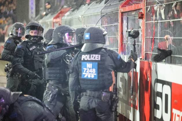 Polizeieinsatz bei Randale, Ausschreitungen RWE Fans in Osnabrück 15.12.2024 Polizeieinsatz bei Randale, Ausschreitungen RWE Fans in Osnabrück 15.12.2024: Nachdem Fans, Ultras, Hooligans, Hooltras teils vermummt durch ein geöffnetes Tor in den Innenraum des Stadions Bremer Brücke zu den gelangten und sich eine Schlägerei lieferten greift die behelmte Polizei vor und im Gästeblock durch. Polizei filmt Randalierer. VfL Osnabrück (vfl1899, lilaweiss) gegen Rot-Weiss Essen (RWE, Rot Weiß Essen) am 15. Dezember 2024 im Stadion Bremer Brücke (NIedersachsen Deutschland GER). Fußball,18. Spieltag der 3. Liga Saison 2024 2025. Endstand 2:0 vor 15.158 Zuschauern. *** Police operation during riots, riots RWE fans in Osnabrück 15 12 2024 Police operation during riots, riots RWE fans in Osnabrück 15 12 2024 After fans, Ultras, hooligans, hooligans, hooligans, some of them masked, entered the interior of the Bremer Brücke stadium through an open gate and fought a brawl, the helmeted police intervened in front of and in the guest block Police film rioters VfL Osnabrück vfl1899, lilaweiss vs Rot Weiss Essen RWE, Rot Weiß Essen on December 15, 2024 at Stadion Bremer Brücke NIedersachsen Germany GER Football,18 Matchday of the 3 Liga Season 2024 2025 Final Score 2 0 in front of 15 158 spectators