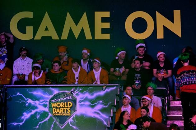 Sport Themen der Woche KW51 Sport Bilder des Tages Paddy Power 2024 World Darts Championship Fans behind World Darts and Paddy Power branding during the 2024 Paddy Power World Darts Championship at Alexandra Palace, London, United Kingdom on 16 December 2024. London Alexandra Palace London United Kingdom Editorial use only , Copyright: xDennisxGoodwinx PSI-21032-0026