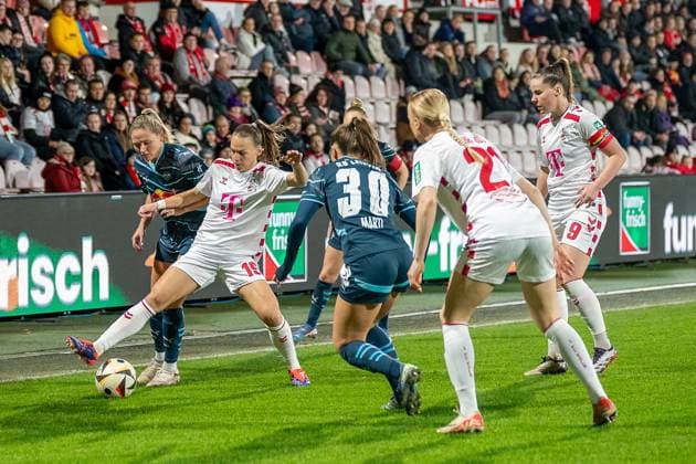 16.12.2024, Fussball: Google Pixel Frauen-Bundesliga, Saison 2024 2025, 12. Spieltag, 1. FC Koeln - RB Leipzig im Franz-Kremer-Stadion in Köln. Zweikampf zwischen Marleen Schimmer (RB Leipzig, 14) und Dora Zeller (1. FC Koeln, 19). Wichtiger Hinweis: Gemaess den Vorgaben der DFL Deutsche Fussball Liga bzw. des DFB Deutscher Fussball-Bund ist es untersagt, in dem Stadion und oder vom Spiel angefertigte Fotoaufnahmen in Form von Sequenzbildern und oder videoaehnlichen Fotostrecken zu verwerten bzw. verwerten zu lassen. Foto: Kirchner-Media TH Copyright: xKirchner-Media THx