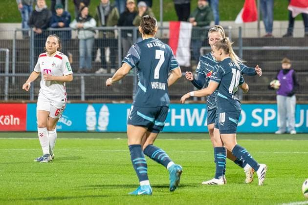 16.12.2024, Fussball: Google Pixel Frauen-Bundesliga, Saison 2024 2025, 12. Spieltag, 1. FC Koeln - RB Leipzig im Franz-Kremer-Stadion in Köln. Giovanna Hoffmann (RB Leipzig, 07), Vanessa Fudalla (RB Leipzig, 10) und Victoria Krug (RB Leipzig, 20) bejubeln das Tor zum 1:0. Wichtiger Hinweis: Gemaess den Vorgaben der DFL Deutsche Fussball Liga bzw. des DFB Deutscher Fussball-Bund ist es untersagt, in dem Stadion und oder vom Spiel angefertigte Fotoaufnahmen in Form von Sequenzbildern und oder videoaehnlichen Fotostrecken zu verwerten bzw. verwerten zu lassen. Foto: Kirchner-Media TH Copyright: xKirchner-Media THx