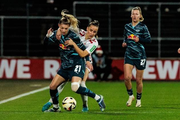 Sport Bilder des Tages Google Pixel Frauen-Bundesliga: 1. FC Köln - RB Leipzig; 16.12.2024 Zweikampf Julia Landenberger (RB Leipzig, 21), Vanessa Leimenstoll (1. FC Köln, 29) Google Pixel Frauen-Bundesliga: 1. FC Köln - RB Leipzig, Köln, Franz-Kremer-Stadion am 16.12.2024 DFB REGULATIONS PROHIBIT ANY USE OF PHOTOGRAPHS AS IMAGE SEQUENCES AND OR QUASI-VIDEO. Copyright: xBEAUTIFULxSPORTS Wunderlx