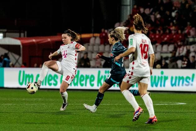 Google Pixel Frauen-Bundesliga: 1. FC Köln - RB Leipzig; 16.12.2024 Zweikampf Adriana Achcinska (1. FC Köln, 9), Jenny Hipp (RB Leipzig, 19) Google Pixel Frauen-Bundesliga: 1. FC Köln - RB Leipzig, Köln, Franz-Kremer-Stadion am 16.12.2024 DFB REGULATIONS PROHIBIT ANY USE OF PHOTOGRAPHS AS IMAGE SEQUENCES AND OR QUASI-VIDEO. Copyright: xBEAUTIFULxSPORTS Wunderlx