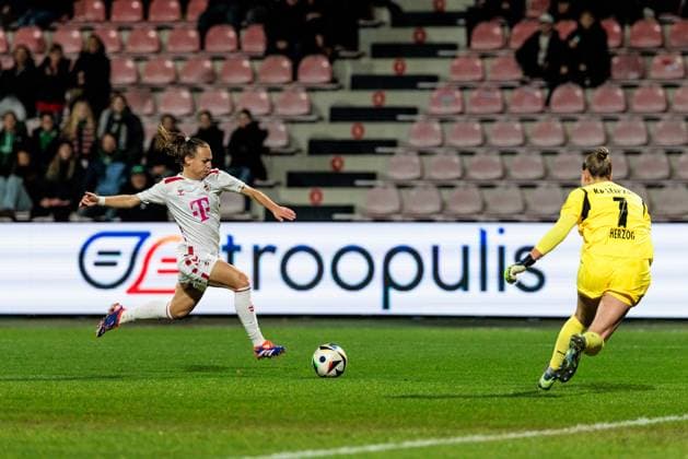 Google Pixel Frauen-Bundesliga: 1. FC Köln - RB Leipzig; 16.12.2024 Zweikampf Dora Zeller (1. FC Köln, 19), Elvira Herzog (RB Leipzig, 1) Google Pixel Frauen-Bundesliga: 1. FC Köln - RB Leipzig, Köln, Franz-Kremer-Stadion am 16.12.2024 DFB REGULATIONS PROHIBIT ANY USE OF PHOTOGRAPHS AS IMAGE SEQUENCES AND OR QUASI-VIDEO. Copyright: xBEAUTIFULxSPORTS Wunderlx