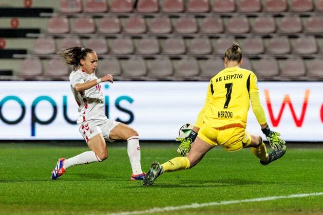 Google Pixel Frauen-Bundesliga: 1. FC Köln - RB Leipzig; 16.12.2024 Zweikampf Dora Zeller (1. FC Köln, 19), Elvira Herzog (RB Leipzig, 1) Google Pixel Frauen-Bundesliga: 1. FC Köln - RB Leipzig, Köln, Franz-Kremer-Stadion am 16.12.2024 DFB REGULATIONS PROHIBIT ANY USE OF PHOTOGRAPHS AS IMAGE SEQUENCES AND OR QUASI-VIDEO. Copyright: xBEAUTIFULxSPORTS Wunderlx