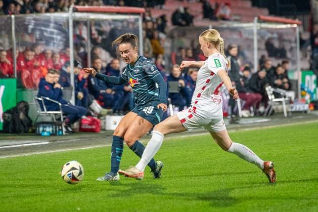 16.12.2024, Fussball: Google Pixel Frauen-Bundesliga, Saison 2024 2025, 12. Spieltag, 1. FC Koeln - RB Leipzig im Franz-Kremer-Stadion in Köln. Zweikampf zwischen Lara Marti (RB Leipzig, 30) und Anna Gerhardt (1. FC Koeln, 21). Wichtiger Hinweis: Gemaess den Vorgaben der DFL Deutsche Fussball Liga bzw. des DFB Deutscher Fussball-Bund ist es untersagt, in dem Stadion und oder vom Spiel angefertigte Fotoaufnahmen in Form von Sequenzbildern und oder videoaehnlichen Fotostrecken zu verwerten bzw. verwerten zu lassen. Foto: Kirchner-Media TH Copyright: xKirchner-Media THx