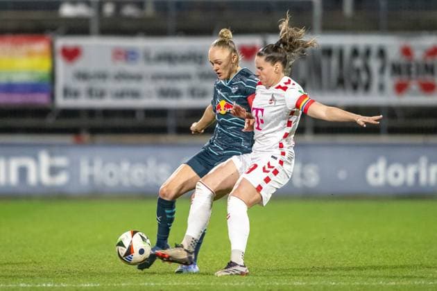 16.12.2024, Fussball: Google Pixel Frauen-Bundesliga, Saison 2024 2025, 12. Spieltag, 1. FC Koeln - RB Leipzig im Franz-Kremer-Stadion in Köln. Zweikampf zwischen Victoria Krug (RB Leipzig, 20) und Dora Zeller (1. FC Koeln, 19). Wichtiger Hinweis: Gemaess den Vorgaben der DFL Deutsche Fussball Liga bzw. des DFB Deutscher Fussball-Bund ist es untersagt, in dem Stadion und oder vom Spiel angefertigte Fotoaufnahmen in Form von Sequenzbildern und oder videoaehnlichen Fotostrecken zu verwerten bzw. verwerten zu lassen. Foto: Kirchner-Media TH Copyright: xKirchner-Media THx