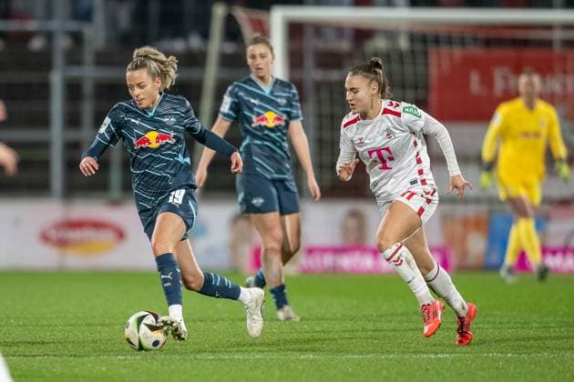 16.12.2024, Fussball: Google Pixel Frauen-Bundesliga, Saison 2024 2025, 12. Spieltag, 1. FC Koeln - RB Leipzig im Franz-Kremer-Stadion in Köln. Zweikampf zwischen Jenny Hipp (RB Leipzig, 19) und Alena Bienz (1. FC Köln, 11). Wichtiger Hinweis: Gemaess den Vorgaben der DFL Deutsche Fussball Liga bzw. des DFB Deutscher Fussball-Bund ist es untersagt, in dem Stadion und oder vom Spiel angefertigte Fotoaufnahmen in Form von Sequenzbildern und oder videoaehnlichen Fotostrecken zu verwerten bzw. verwerten zu lassen. Foto: Kirchner-Media TH Copyright: xKirchner-Media THx
