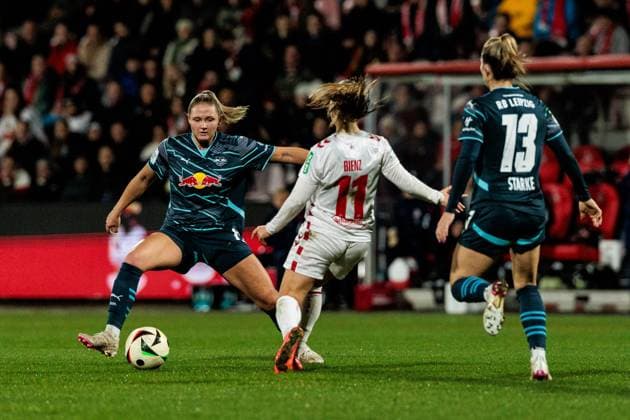 Google Pixel Frauen-Bundesliga: 1. FC Köln - RB Leipzig; 16.12.2024 Zweikampf Marleen Schimmer (RB Leipzig, 14), Alena Bienz (1. FC Köln, 11) Google Pixel Frauen-Bundesliga: 1. FC Köln - RB Leipzig, Köln, Franz-Kremer-Stadion am 16.12.2024 DFB REGULATIONS PROHIBIT ANY USE OF PHOTOGRAPHS AS IMAGE SEQUENCES AND OR QUASI-VIDEO. Copyright: xBEAUTIFULxSPORTS Wunderlx