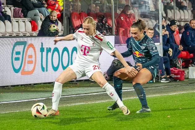 16.12.2024, Fussball: Google Pixel Frauen-Bundesliga, Saison 2024 2025, 12. Spieltag, 1. FC Koeln - RB Leipzig im Franz-Kremer-Stadion in Köln. Zweikampf zwischen Anna Gerhardt (1. FC Koeln, 21) und Lara Marti (RB Leipzig, 30). Wichtiger Hinweis: Gemaess den Vorgaben der DFL Deutsche Fussball Liga bzw. des DFB Deutscher Fussball-Bund ist es untersagt, in dem Stadion und oder vom Spiel angefertigte Fotoaufnahmen in Form von Sequenzbildern und oder videoaehnlichen Fotostrecken zu verwerten bzw. verwerten zu lassen. Foto: Kirchner-Media TH Copyright: xKirchner-Media THx