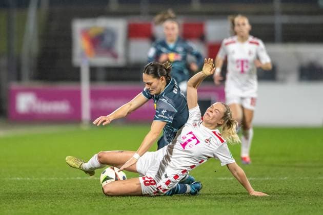 16.12.2024, Fussball: Google Pixel Frauen-Bundesliga, Saison 2024 2025, 12. Spieltag, 1. FC Koeln - RB Leipzig im Franz-Kremer-Stadion in Köln. Zweikampf zwischen Giovanna Hoffmann (RB Leipzig, 07) und Janina Hechler (1. FC Koeln, 28). Wichtiger Hinweis: Gemaess den Vorgaben der DFL Deutsche Fussball Liga bzw. des DFB Deutscher Fussball-Bund ist es untersagt, in dem Stadion und oder vom Spiel angefertigte Fotoaufnahmen in Form von Sequenzbildern und oder videoaehnlichen Fotostrecken zu verwerten bzw. verwerten zu lassen. Foto: Kirchner-Media TH Copyright: xKirchner-Media THx