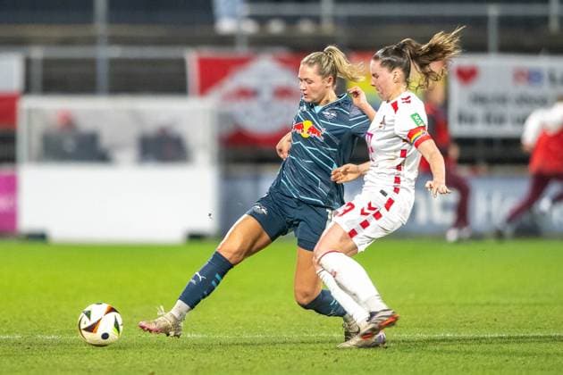 16.12.2024, Fussball: Google Pixel Frauen-Bundesliga, Saison 2024 2025, 12. Spieltag, 1. FC Koeln - RB Leipzig im Franz-Kremer-Stadion in Köln. Zweikampf zwischen Marleen Schimmer (RB Leipzig, 14) und Adriana Achcinska (1. FC Köln, 09). Wichtiger Hinweis: Gemaess den Vorgaben der DFL Deutsche Fussball Liga bzw. des DFB Deutscher Fussball-Bund ist es untersagt, in dem Stadion und oder vom Spiel angefertigte Fotoaufnahmen in Form von Sequenzbildern und oder videoaehnlichen Fotostrecken zu verwerten bzw. verwerten zu lassen. Foto: Kirchner-Media TH Copyright: xKirchner-Media THx