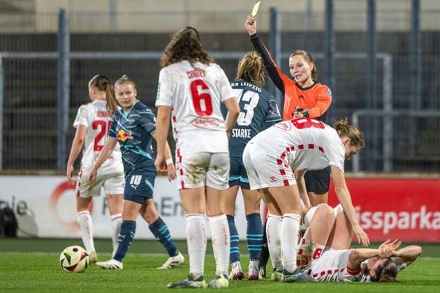 16.12.2024, Fussball: Google Pixel Frauen-Bundesliga, Saison 2024 2025, 12. Spieltag, 1. FC Koeln - RB Leipzig im Franz-Kremer-Stadion in Köln. Nach einem Foul erhaelt Sandra Starke (RB Leipzig, 13) von Schiedsrichterin Selina Menzel die Gelbe Karte. Wichtiger Hinweis: Gemaess den Vorgaben der DFL Deutsche Fussball Liga bzw. des DFB Deutscher Fussball-Bund ist es untersagt, in dem Stadion und oder vom Spiel angefertigte Fotoaufnahmen in Form von Sequenzbildern und oder videoaehnlichen Fotostrecken zu verwerten bzw. verwerten zu lassen. Foto: Kirchner-Media TH Copyright: xKirchner-Media THx