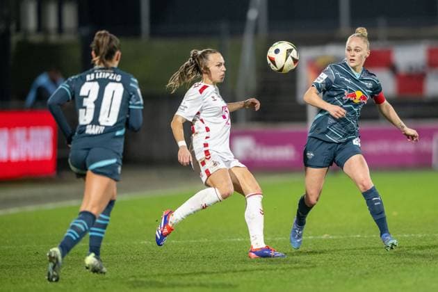 16.12.2024, Fussball: Google Pixel Frauen-Bundesliga, Saison 2024 2025, 12. Spieltag, 1. FC Koeln - RB Leipzig im Franz-Kremer-Stadion in Köln. Zweikampf zwischen Adriana Achcinska (1. FC Köln, 09) und Victoria Krug (RB Leipzig, 20). Davor Lara Marti (RB Leipzig, 30). Wichtiger Hinweis: Gemaess den Vorgaben der DFL Deutsche Fussball Liga bzw. des DFB Deutscher Fussball-Bund ist es untersagt, in dem Stadion und oder vom Spiel angefertigte Fotoaufnahmen in Form von Sequenzbildern und oder videoaehnlichen Fotostrecken zu verwerten bzw. verwerten zu lassen. Foto: Kirchner-Media TH Copyright: xKirchner-Media THx