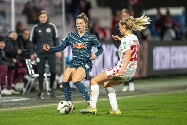 16.12.2024, Fussball: Google Pixel Frauen-Bundesliga, Saison 2024 2025, 12. Spieltag, 1. FC Koeln - RB Leipzig im Franz-Kremer-Stadion in Köln. Zweikampf zwischen Sandra Starke (RB Leipzig, 13) und Janina Hechler (1. FC Koeln, 28). Wichtiger Hinweis: Gemaess den Vorgaben der DFL Deutsche Fussball Liga bzw. des DFB Deutscher Fussball-Bund ist es untersagt, in dem Stadion und oder vom Spiel angefertigte Fotoaufnahmen in Form von Sequenzbildern und oder videoaehnlichen Fotostrecken zu verwerten bzw. verwerten zu lassen. Foto: Kirchner-Media TH Copyright: xKirchner-Media THx