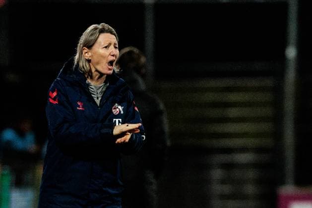 Google Pixel Frauen-Bundesliga: 1. FC Köln - RB Leipzig; 16.12.2024 Jaqueline Dünker (Interims-Trainerin 1. FC Köln) brüllt und feuert ihre Mannschaft an Google Pixel Frauen-Bundesliga: 1. FC Köln - RB Leipzig, Köln, Franz-Kremer-Stadion am 16.12.2024 DFB REGULATIONS PROHIBIT ANY USE OF PHOTOGRAPHS AS IMAGE SEQUENCES AND OR QUASI-VIDEO. Copyright: xBEAUTIFULxSPORTS Wunderlx