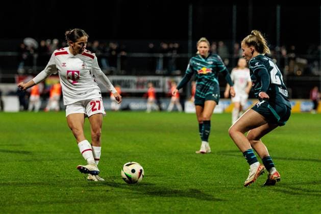 Google Pixel Frauen-Bundesliga: 1. FC Köln - RB Leipzig; 16.12.2024 Zweikampf Laura Feiersinger (1. FC Köln, 27), Marlene Müller (RB Leipzig, 27) Google Pixel Frauen-Bundesliga: 1. FC Köln - RB Leipzig, Köln, Franz-Kremer-Stadion am 16.12.2024 DFB REGULATIONS PROHIBIT ANY USE OF PHOTOGRAPHS AS IMAGE SEQUENCES AND OR QUASI-VIDEO. Copyright: xBEAUTIFULxSPORTS Wunderlx