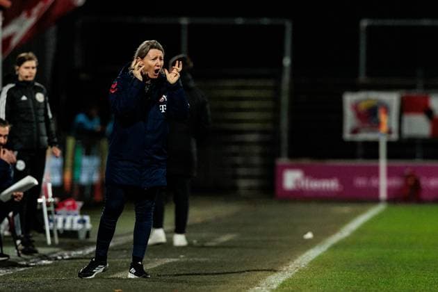 Google Pixel Frauen-Bundesliga: 1. FC Köln - RB Leipzig; 16.12.2024 Jaqueline Dünker (Interims-Trainerin 1. FC Köln) brüllt und gestikuliert Google Pixel Frauen-Bundesliga: 1. FC Köln - RB Leipzig, Köln, Franz-Kremer-Stadion am 16.12.2024 DFB REGULATIONS PROHIBIT ANY USE OF PHOTOGRAPHS AS IMAGE SEQUENCES AND OR QUASI-VIDEO. Copyright: xBEAUTIFULxSPORTS Wunderlx