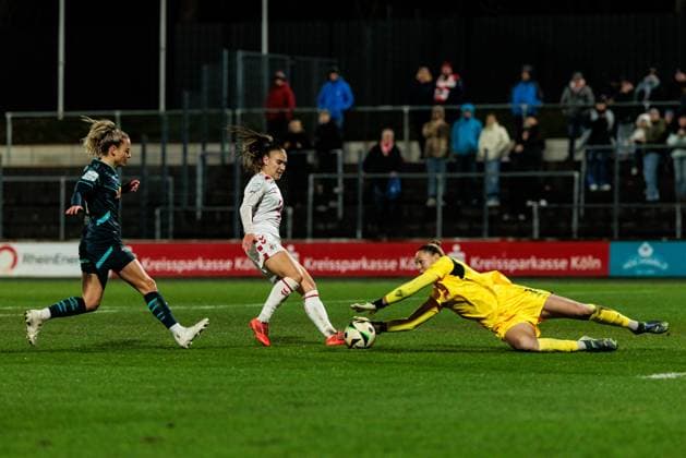 Google Pixel Frauen-Bundesliga: 1. FC Köln - RB Leipzig; 16.12.2024 Zweikampf Alena Bienz (1. FC Köln, 11), Elvira Herzog (RB Leipzig, 1) Google Pixel Frauen-Bundesliga: 1. FC Köln - RB Leipzig, Köln, Franz-Kremer-Stadion am 16.12.2024 DFB REGULATIONS PROHIBIT ANY USE OF PHOTOGRAPHS AS IMAGE SEQUENCES AND OR QUASI-VIDEO. Copyright: xBEAUTIFULxSPORTS Wunderlx