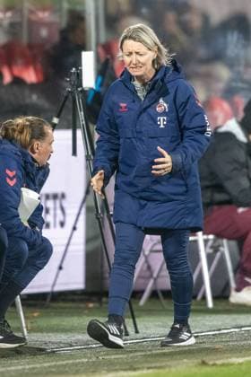 16.12.2024, Fussball: Google Pixel Frauen-Bundesliga, Saison 2024 2025, 12. Spieltag, 1. FC Koeln - RB Leipzig im Franz-Kremer-Stadion in Köln. Jacqueline Duenker (1. FC Köln, Trainerin) ist nicht zufrieden mit dem Spiel ihrer Mannschaft. Wichtiger Hinweis: Gemaess den Vorgaben der DFL Deutsche Fussball Liga bzw. des DFB Deutscher Fussball-Bund ist es untersagt, in dem Stadion und oder vom Spiel angefertigte Fotoaufnahmen in Form von Sequenzbildern und oder videoaehnlichen Fotostrecken zu verwerten bzw. verwerten zu lassen. Foto: Kirchner-Media TH Copyright: xKirchner-Media THx