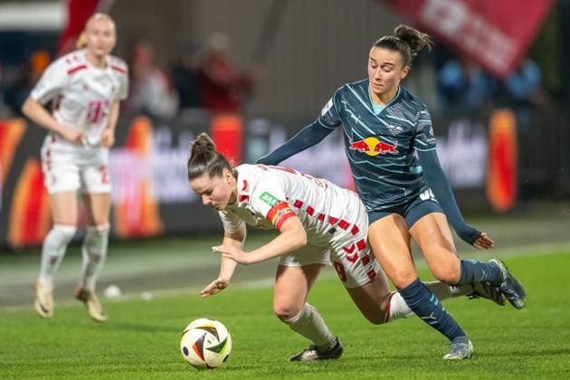 16.12.2024, Fussball: Google Pixel Frauen-Bundesliga, Saison 2024 2025, 12. Spieltag, 1. FC Koeln - RB Leipzig im Franz-Kremer-Stadion in Köln. Zweikampf zwischen Adriana Achcinska (1. FC Köln, 09) und Lara Marti (RB Leipzig, 30). Wichtiger Hinweis: Gemaess den Vorgaben der DFL Deutsche Fussball Liga bzw. des DFB Deutscher Fussball-Bund ist es untersagt, in dem Stadion und oder vom Spiel angefertigte Fotoaufnahmen in Form von Sequenzbildern und oder videoaehnlichen Fotostrecken zu verwerten bzw. verwerten zu lassen. Foto: Kirchner-Media TH Copyright: xKirchner-Media THx
