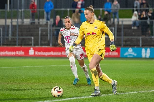 16.12.2024, Fussball: Google Pixel Frauen-Bundesliga, Saison 2024 2025, 12. Spieltag, 1. FC Koeln - RB Leipzig im Franz-Kremer-Stadion in Köln. Zweikampf zwischen Vanessa Leimenstoll (1. FC Koeln, 29) und Eva Herzog (RB Leipzig, 01). Wichtiger Hinweis: Gemaess den Vorgaben der DFL Deutsche Fussball Liga bzw. des DFB Deutscher Fussball-Bund ist es untersagt, in dem Stadion und oder vom Spiel angefertigte Fotoaufnahmen in Form von Sequenzbildern und oder videoaehnlichen Fotostrecken zu verwerten bzw. verwerten zu lassen. Foto: Kirchner-Media TH Copyright: xKirchner-Media THx
