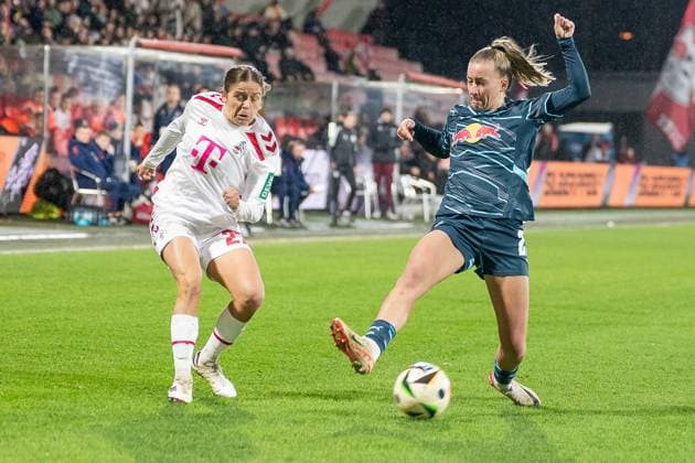 16.12.2024, Fussball: Google Pixel Frauen-Bundesliga, Saison 2024 2025, 12. Spieltag, 1. FC Koeln - RB Leipzig im Franz-Kremer-Stadion in Köln. Zweikampf zwischen Laura Feiersinger (1. Fc Koeln, 27) und Marlene Mueller (RB Leipzig, 27). Wichtiger Hinweis: Gemaess den Vorgaben der DFL Deutsche Fussball Liga bzw. des DFB Deutscher Fussball-Bund ist es untersagt, in dem Stadion und oder vom Spiel angefertigte Fotoaufnahmen in Form von Sequenzbildern und oder videoaehnlichen Fotostrecken zu verwerten bzw. verwerten zu lassen. Foto: Kirchner-Media TH Copyright: xKirchner-Media THx