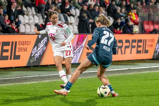 16.12.2024, Fussball: Google Pixel Frauen-Bundesliga, Saison 2024 2025, 12. Spieltag, 1. FC Koeln - RB Leipzig im Franz-Kremer-Stadion in Köln. Laura Feiersinger (1. Fc Koeln, 27) tunnelt Marlene Mueller (RB Leipzig, 27). Wichtiger Hinweis: Gemaess den Vorgaben der DFL Deutsche Fussball Liga bzw. des DFB Deutscher Fussball-Bund ist es untersagt, in dem Stadion und oder vom Spiel angefertigte Fotoaufnahmen in Form von Sequenzbildern und oder videoaehnlichen Fotostrecken zu verwerten bzw. verwerten zu lassen. Foto: Kirchner-Media TH Copyright: xKirchner-Media THx