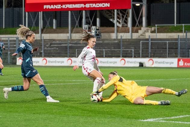 16.12.2024, Fussball: Google Pixel Frauen-Bundesliga, Saison 2024 2025, 12. Spieltag, 1. FC Koeln - RB Leipzig im Franz-Kremer-Stadion in Köln. Eva Herzog (RB Leipzig, 01) hat den Ball vor Alena Bienz (1. FC Köln, 11). Dabei Jenny Hipp (RB Leipzig, 19). Wichtiger Hinweis: Gemaess den Vorgaben der DFL Deutsche Fussball Liga bzw. des DFB Deutscher Fussball-Bund ist es untersagt, in dem Stadion und oder vom Spiel angefertigte Fotoaufnahmen in Form von Sequenzbildern und oder videoaehnlichen Fotostrecken zu verwerten bzw. verwerten zu lassen. Foto: Kirchner-Media TH Copyright: xKirchner-Media THx