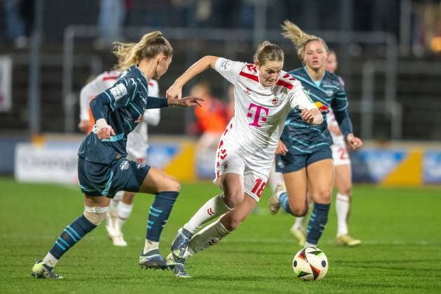 Sport Bilder des Tages 16.12.2024, Fussball: Google Pixel Frauen-Bundesliga, Saison 2024 2025, 12. Spieltag, 1. FC Koeln - RB Leipzig im Franz-Kremer-Stadion in Köln. Zweikampf zwischen Julia Landenberger (RB Leipzig, 21) und Taylor Ziemer (1. FC Koeln, 18). Wichtiger Hinweis: Gemaess den Vorgaben der DFL Deutsche Fussball Liga bzw. des DFB Deutscher Fussball-Bund ist es untersagt, in dem Stadion und oder vom Spiel angefertigte Fotoaufnahmen in Form von Sequenzbildern und oder videoaehnlichen Fotostrecken zu verwerten bzw. verwerten zu lassen. Foto: Kirchner-Media TH Copyright: xKirchner-Media THx