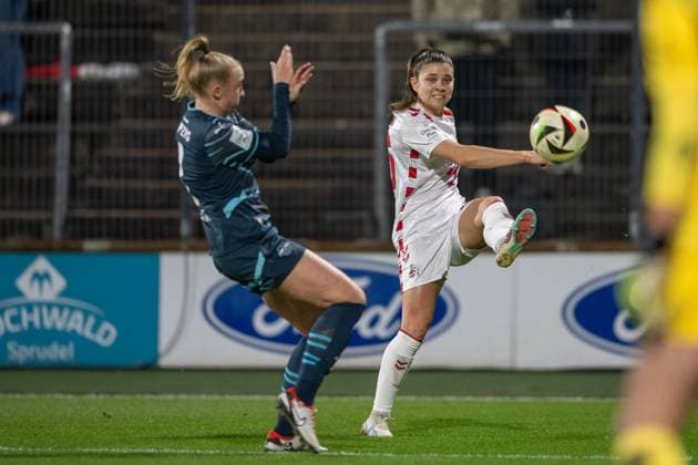 16.12.2024, Fussball: Google Pixel Frauen-Bundesliga, Saison 2024 2025, 12. Spieltag, 1. FC Koeln - RB Leipzig im Franz-Kremer-Stadion in Köln. Zweikampf zwischen Frederike Kempe (RB Leipzig, 02) und Martyna Wiankowska (1. FC Koeln, 26). Wichtiger Hinweis: Gemaess den Vorgaben der DFL Deutsche Fussball Liga bzw. des DFB Deutscher Fussball-Bund ist es untersagt, in dem Stadion und oder vom Spiel angefertigte Fotoaufnahmen in Form von Sequenzbildern und oder videoaehnlichen Fotostrecken zu verwerten bzw. verwerten zu lassen. Foto: Kirchner-Media TH Copyright: xKirchner-Media THx