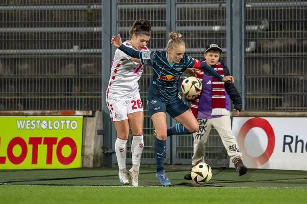 16.12.2024, Fussball: Google Pixel Frauen-Bundesliga, Saison 2024 2025, 12. Spieltag, 1. FC Koeln - RB Leipzig im Franz-Kremer-Stadion in Köln. Zweikampf zwischen Martyna Wiankowska (1. FC Koeln, 26) und Victoria Krug (RB Leipzig, 20). Wichtiger Hinweis: Gemaess den Vorgaben der DFL Deutsche Fussball Liga bzw. des DFB Deutscher Fussball-Bund ist es untersagt, in dem Stadion und oder vom Spiel angefertigte Fotoaufnahmen in Form von Sequenzbildern und oder videoaehnlichen Fotostrecken zu verwerten bzw. verwerten zu lassen. Foto: Kirchner-Media TH Copyright: xKirchner-Media THx