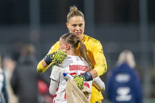 16.12.2024, Fussball: Google Pixel Frauen-Bundesliga, Saison 2024 2025, 12. Spieltag, 1. FC Koeln - RB Leipzig im Franz-Kremer-Stadion in Köln. Eva Herzog (RB Leipzig, 01) troestet Laura Donhauser (1. FC Köln, 25) nach der Niederlage. Wichtiger Hinweis: Gemaess den Vorgaben der DFL Deutsche Fussball Liga bzw. des DFB Deutscher Fussball-Bund ist es untersagt, in dem Stadion und oder vom Spiel angefertigte Fotoaufnahmen in Form von Sequenzbildern und oder videoaehnlichen Fotostrecken zu verwerten bzw. verwerten zu lassen. Foto: Kirchner-Media TH Copyright: xKirchner-Media THx