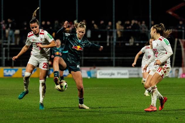 Google Pixel Frauen-Bundesliga: 1. FC Köln - RB Leipzig; 16.12.2024 Zweikampf Vanessa Leimenstoll (1. FC Köln, 29), Marlene Müller (RB Leipzig, 27) Google Pixel Frauen-Bundesliga: 1. FC Köln - RB Leipzig, Köln, Franz-Kremer-Stadion am 16.12.2024 DFB REGULATIONS PROHIBIT ANY USE OF PHOTOGRAPHS AS IMAGE SEQUENCES AND OR QUASI-VIDEO. Copyright: xBEAUTIFULxSPORTS Wunderlx
