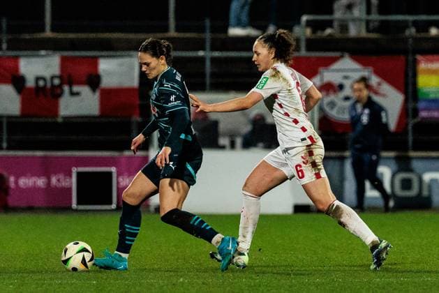 Google Pixel Frauen-Bundesliga: 1. FC Köln - RB Leipzig; 16.12.2024 Zweikampf Giovanna Hoffmann (RB Leipzig, 7), Lotta Cordes (1. FC Köln, 6) Google Pixel Frauen-Bundesliga: 1. FC Köln - RB Leipzig, Köln, Franz-Kremer-Stadion am 16.12.2024 DFB REGULATIONS PROHIBIT ANY USE OF PHOTOGRAPHS AS IMAGE SEQUENCES AND OR QUASI-VIDEO. Copyright: xBEAUTIFULxSPORTS Wunderlx